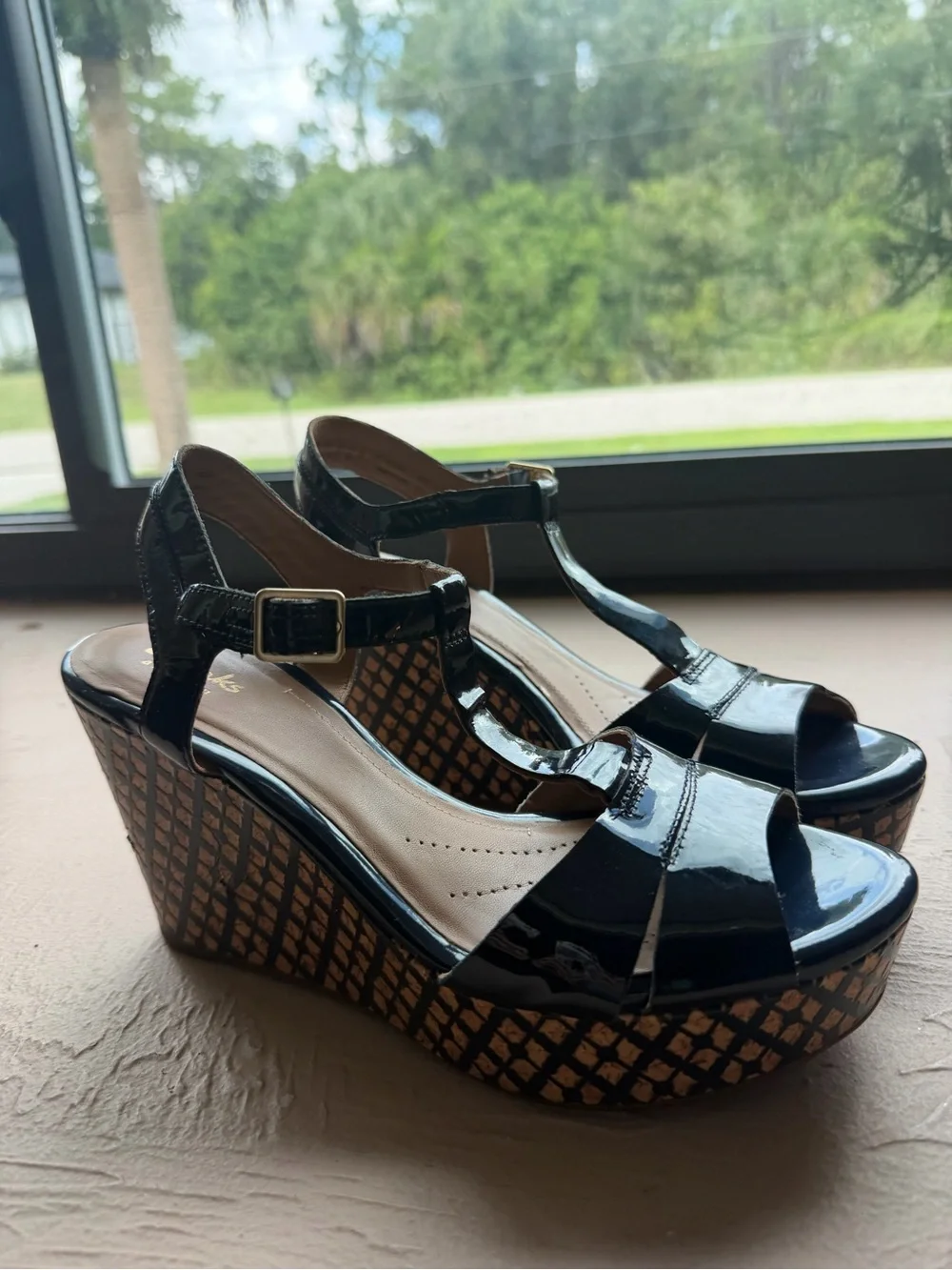 Clarks Amelia Roma Blue Glossy T-strap wedge sandals woven-pattern platform SZ 8